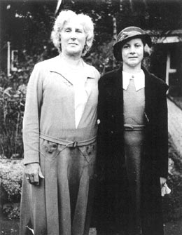 Mary Hare and Jean MacWilliams at Dene Hollow, March 1933